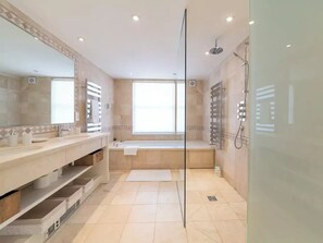 Badewanne, Haartrockner, Shampoo