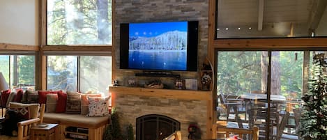 TV connectée, cheminée, lecteur de DVD, table de tennis de table