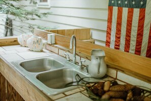 Fridge, microwave, oven, stovetop - Waterfront retreat near Hershey Park. Sleeps 10. (Middletown)