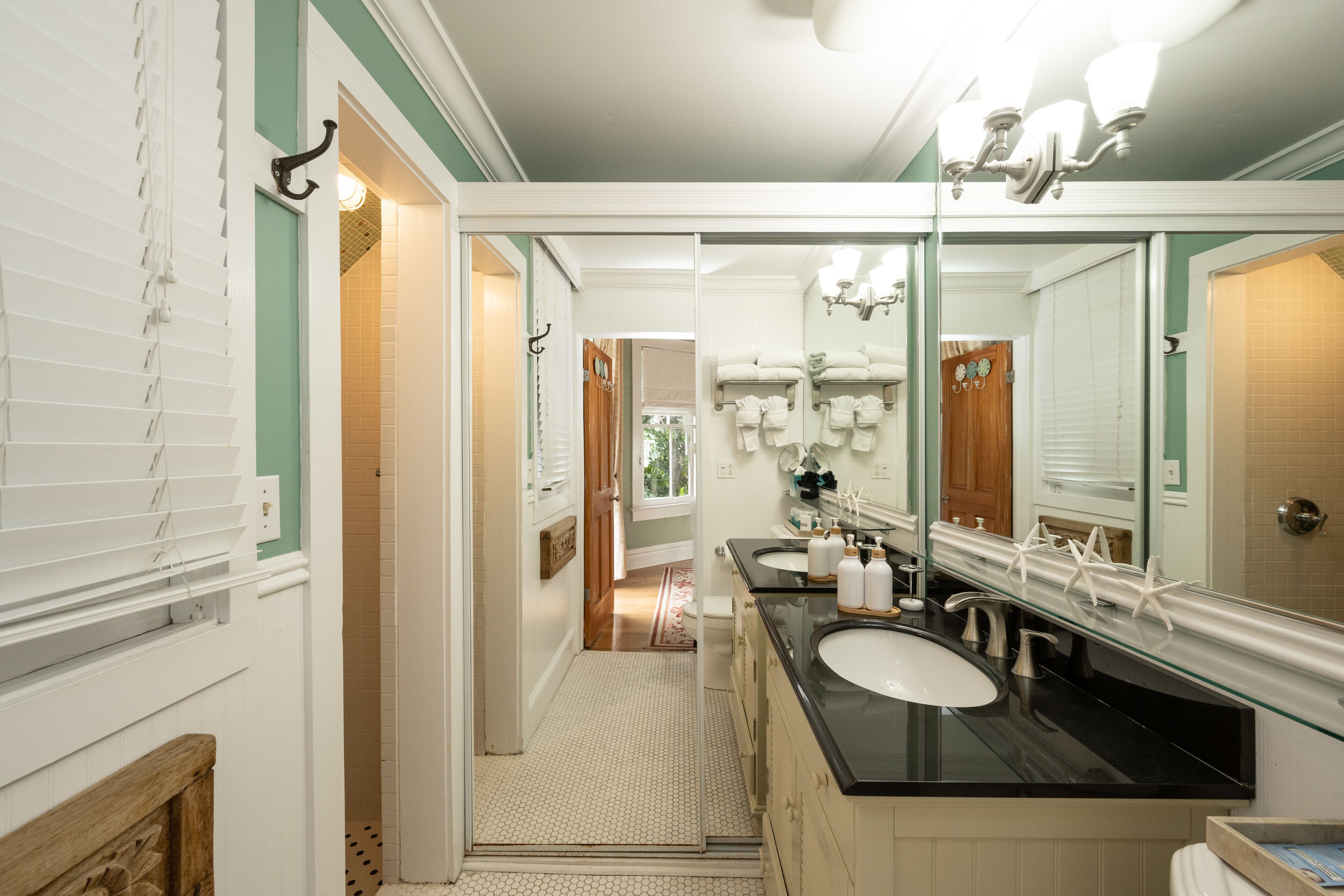 Foto - The Mermaid & The Alligator