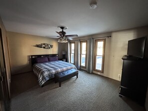 5 bedrooms, desk, iron/ironing board, free WiFi - All Inclusive Getaway ( The Pool House ) (Wisconsin Dells)