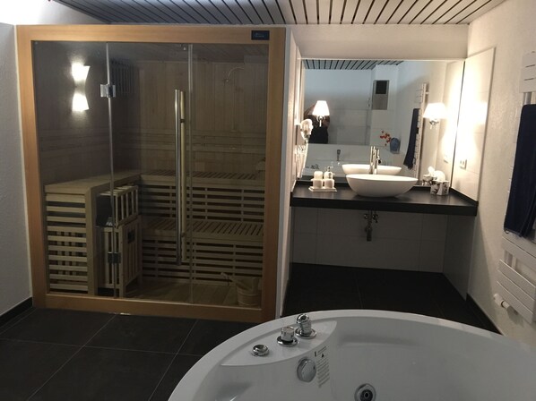 Dusche, Haartrockner, Handtücher, Seife