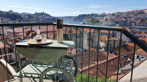 Outdoor dining - MyriverPlace N.2 - PORTO Riverfront Apartment With Breathtaking Views (Vila Nova de Gaia)