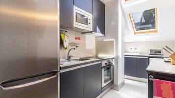 Coffee/tea maker, fridge, microwave, oven