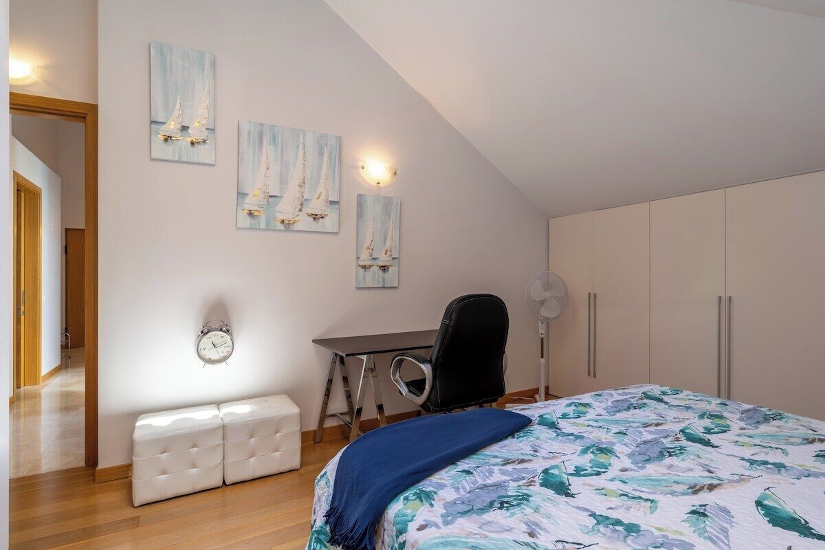 2 bedrooms, desk, iron/ironing board, WiFi (free)