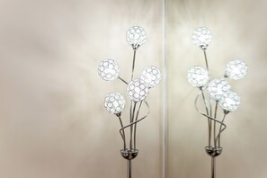 Una lámpara decorativa con elementos de vidrio esféricos y soportes de metal.
