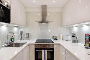 Fridge, microwave, oven, stovetop - Contemporary 1BDR Home 10 Mins from Hyde Park (London)