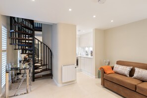 TV - Contemporary 1BDR Home 10 Mins from Hyde Park (London)