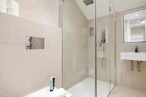 Douche, séchoir à cheveux, shampooing