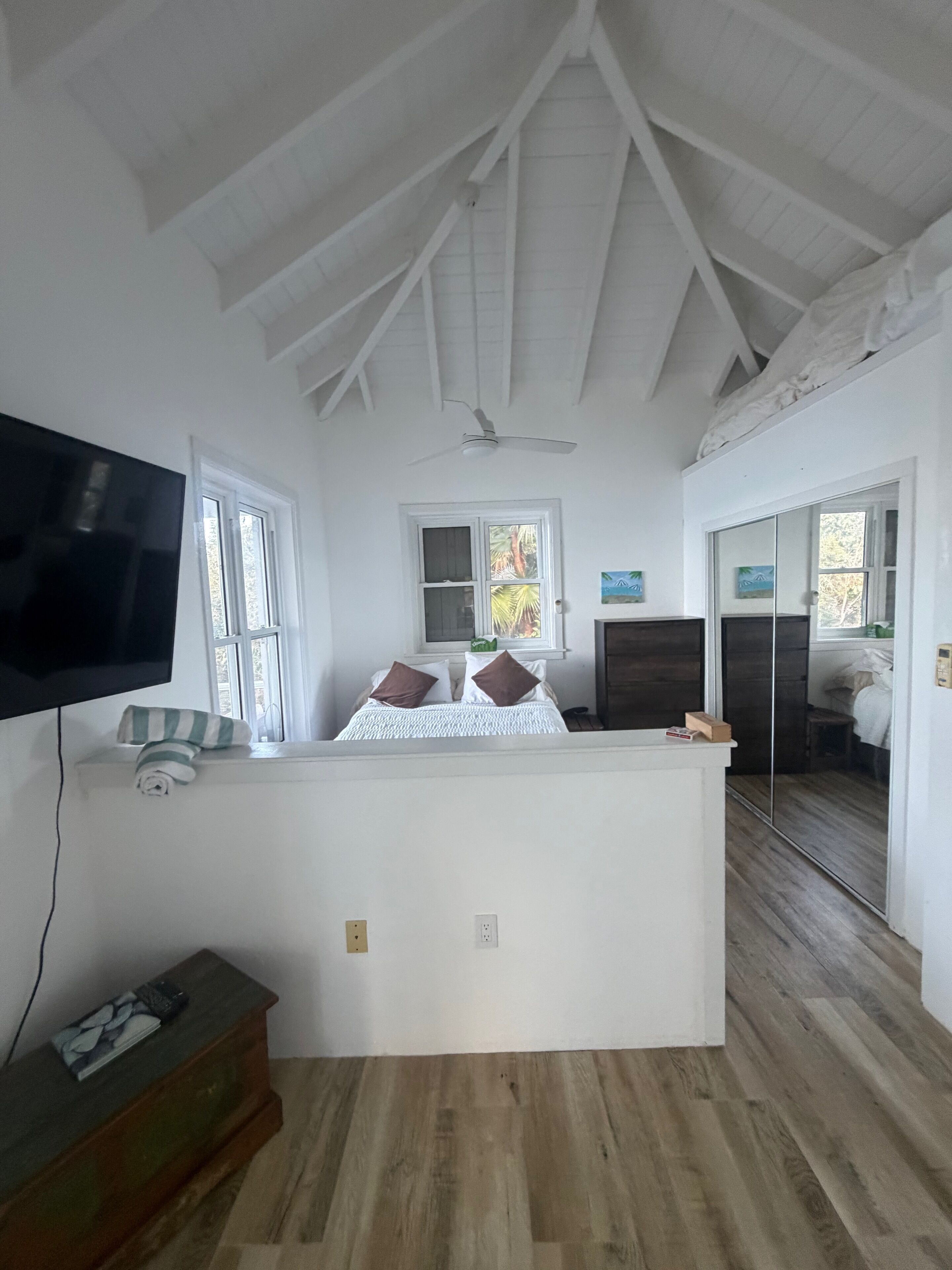 1 slaapkamer, een bureau, een strijkplank/strijkijzer, reisbedje