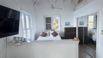 1 slaapkamer, een bureau, een strijkplank/strijkijzer, reisbedje