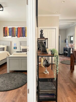 3 habitaciones, caja de seguridad en la habitación y escritorio 