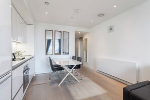 Fridge, microwave, oven, stovetop - 1BD Flat with City Views, Elephant & Castle (London)