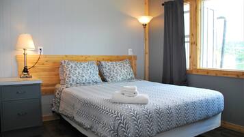 Basic Room, 1 Queen Bed | Premium bedding, individually decorated, individually furnished