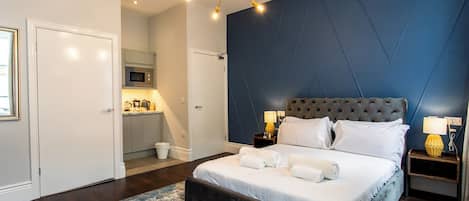 Deluxe Double Room, 1 King Bed | Hypo-allergenic bedding, individually decorated, individually furnished