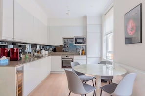 Cafetière-théière, réfrigérateur, four à micro-ondes, un four