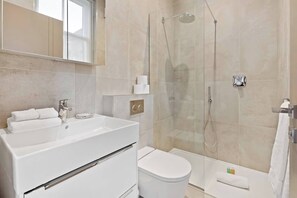Bathtub, hair dryer - Sublime 2BD Flat in the Heart of London, Zone 1 (London)