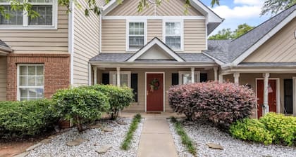 Quiet, Cozy, Dead End Street. Queen Beds, Smart TVs. Close to downtown!