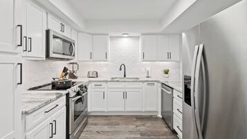 冰箱、微波炉、烤箱、炉灶