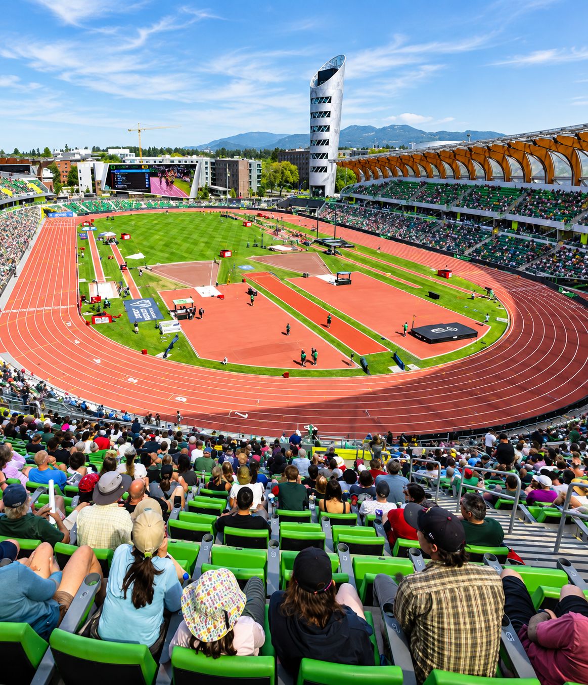 Ein Stadion mit Laufbahn, Zuschauerrängen und einer großen Zuschauermenge.