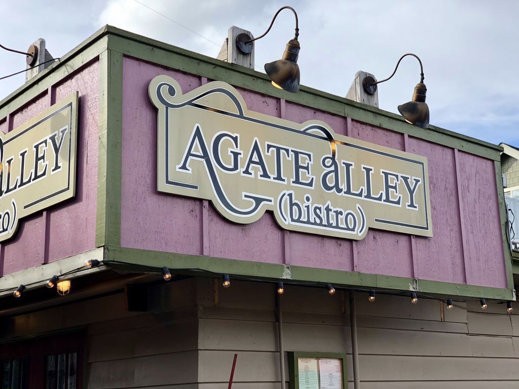 A building with a sign that reads "AGATE ALLEY (bistro)".