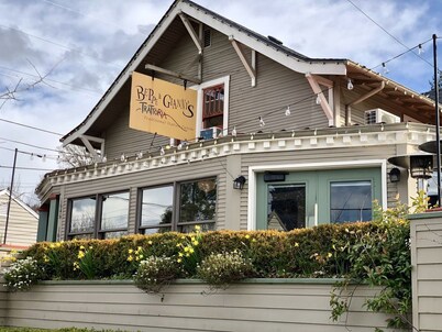 Pet-Friendly Orchard House: Quiet Sanctuary Blocks from UO & Hayward Field