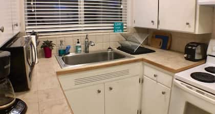 Pet Friendly, Cozy Orchard House, blocks from the University of Oregon