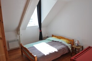 2 bedrooms, iron/ironing board, bed sheets