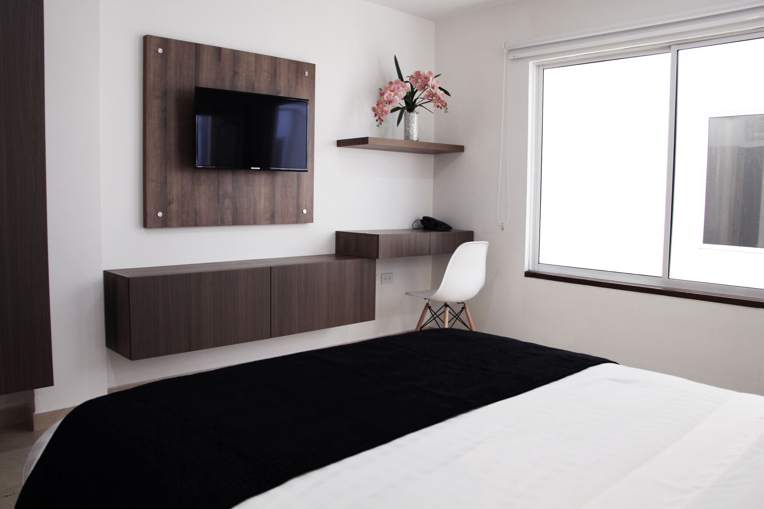 デラックス ルーム | イタリアのフレッテ製シーツ、高級寝具、羽毛の掛け布団、セレクト コンフォート製ベッド