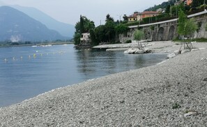Nær stranden og solsenger