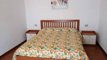 1 quarto, ferros/tábuas de passar roupa, berço de viagem