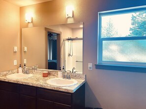 Shower, hair dryer, towels, soap - Close to Silverwood, Cozy Cottage Farm in the woods, RV parking, with open space (Athol)