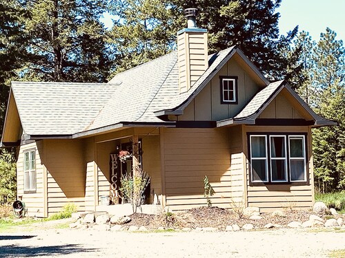 Close to Silverwood, Cozy Cottage Farm in the woods, RV parking, with open space