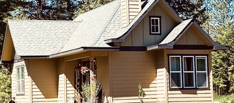 Close to Silverwood, Cozy Cottage Farm in the woods, RV parking, with open space
