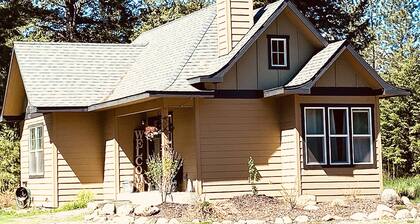 Close to Silverwood, Cozy Cottage Farm in the woods, RV parking, with open space