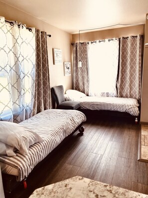 2 bedrooms, travel crib, free WiFi, bed sheets - Close to Silverwood, Cozy Cottage Farm in the woods, RV parking, with open space (Athol)