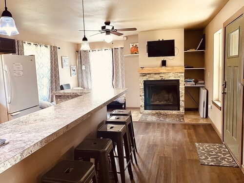 Close to Silverwood, Cozy Cottage Farm in the woods, RV parking, with open space