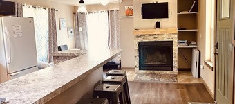 Close to Silverwood, Cozy Cottage Farm in the woods, RV parking, with open space