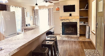 Close to Silverwood, Cozy Cottage Farm in the woods, RV parking, with open space