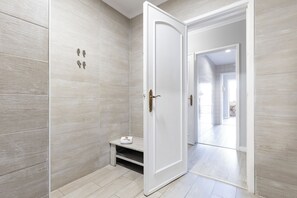 Ensemble baignoire-douche, séchoir à cheveux, serviettes fournies, savon