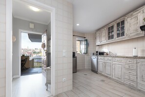 Refrigerador, microondas, parrilla de estufa y lavavajillas 