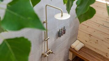 Private Deluxe Cabin with Upscale Resort Amenities | Badezimmer | Haartrockner, Handtücher, Seife, Shampoo