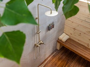 Private Deluxe Cabin with Upscale Resort Amenities | Badkamer | Een haardroger, handdoeken, zeep, shampoo