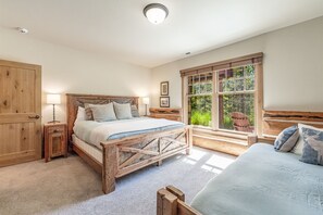 5 bedrooms, desk, iron/ironing board, travel cot