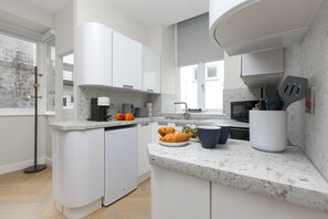 Fridge, microwave, oven, stovetop - White Waves, Downalong - Sleeps Two - Garage Parking (St Ives)