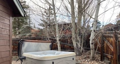 Downtown Estes Park, Romantic Cabin, RMNP, Hot Tub, Snow Shoes! Estes Highlands Cabin