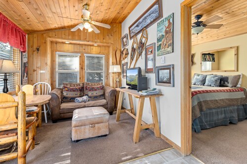 Downtown Estes Park, Romantic Cabin, RMNP, Hot Tub, Snow Shoes! Estes Highlands Cabin
