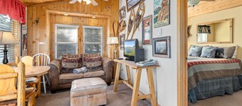 Downtown Estes Park, Romantic Cabin, RMNP, Hot Tub, Snow Shoes! Estes Highlands Cabin