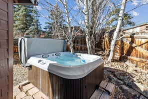 Outdoor spa tub - Downtown Estes Park, Romantic Cabin, RMNP, Hot Tub, Snow Shoes! Estes Highlands Cabin (Estes Park)