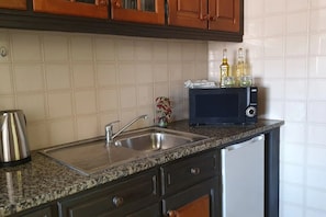 Réfrigérateur, micro-ondes, plaque de cuisson, cafetiÚre/bouilloire